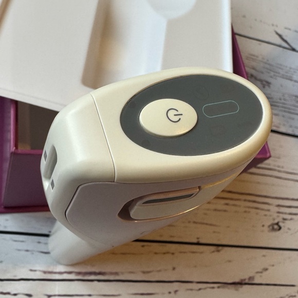 EUC Tria Age-Defying Laser, Packaging & Accessories - No Skincare Starter Set - Picture 8 of 17